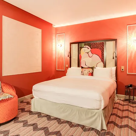 Mom'art Hotel 4*